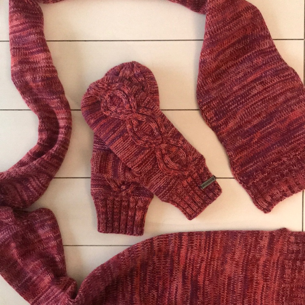 Brand new Merrell mittens & scarf combo